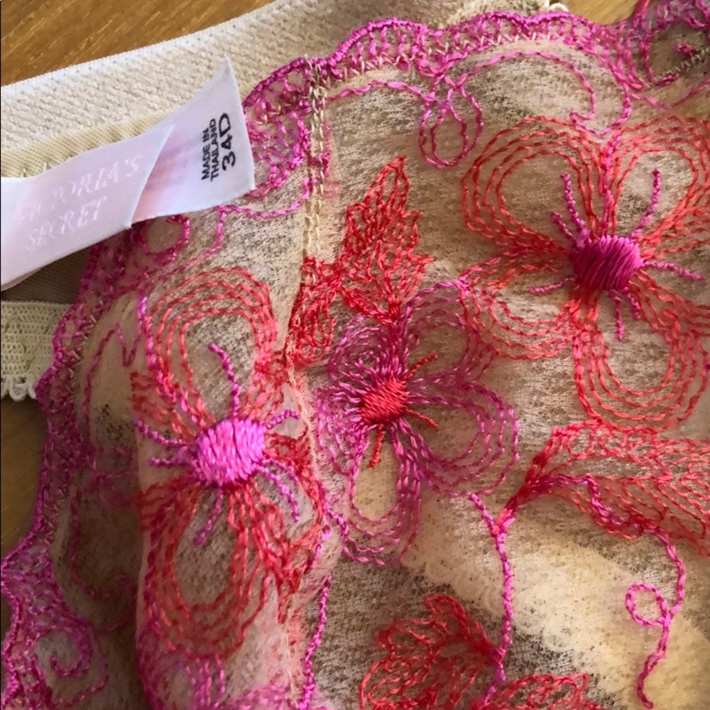 VICTORIA’S SECRET NWOT Embroidered Unique Bra - Picture 3 of 4